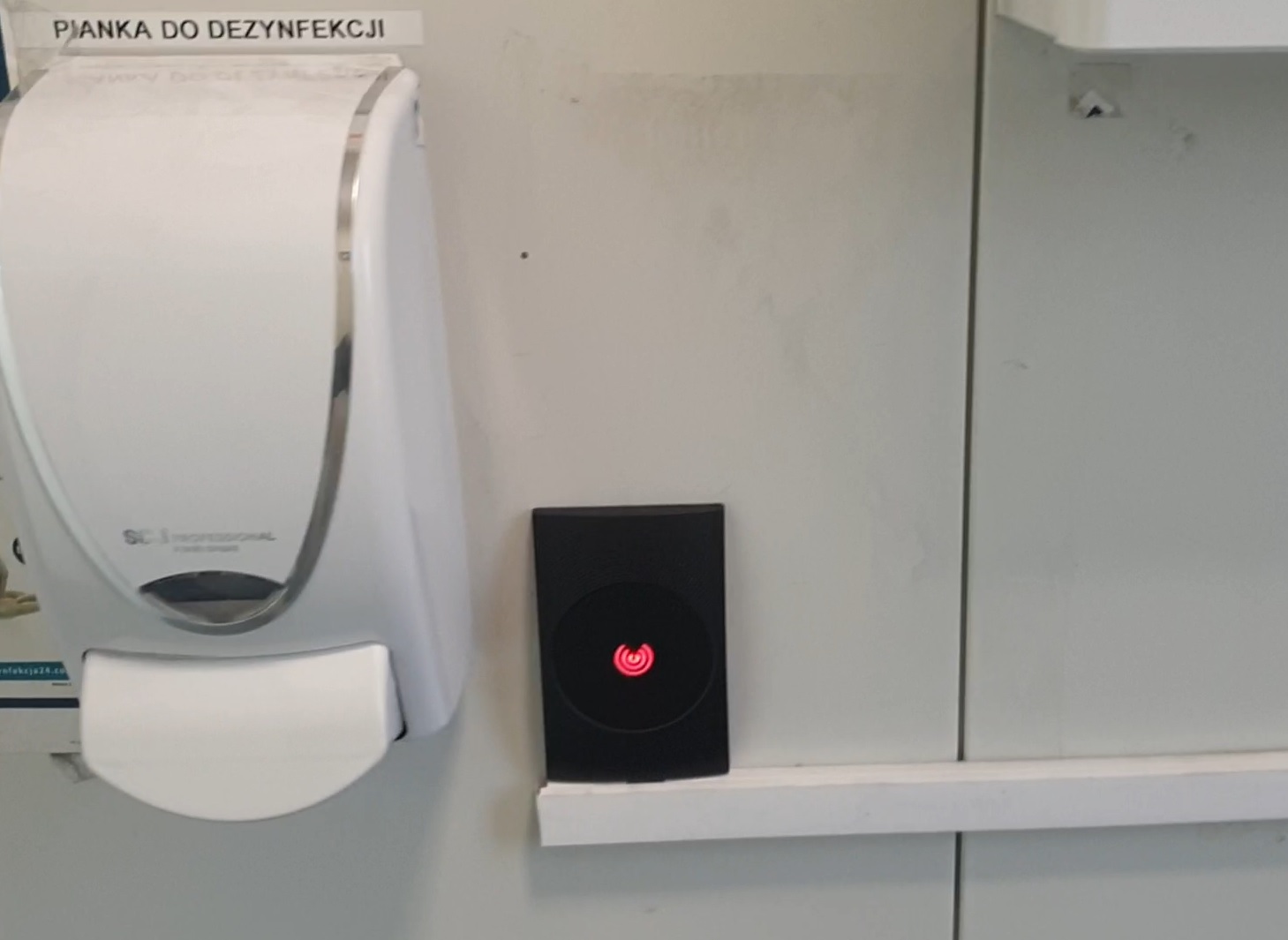 Zewnętrzny czytnik RFID otwierający drzwi do kontenera