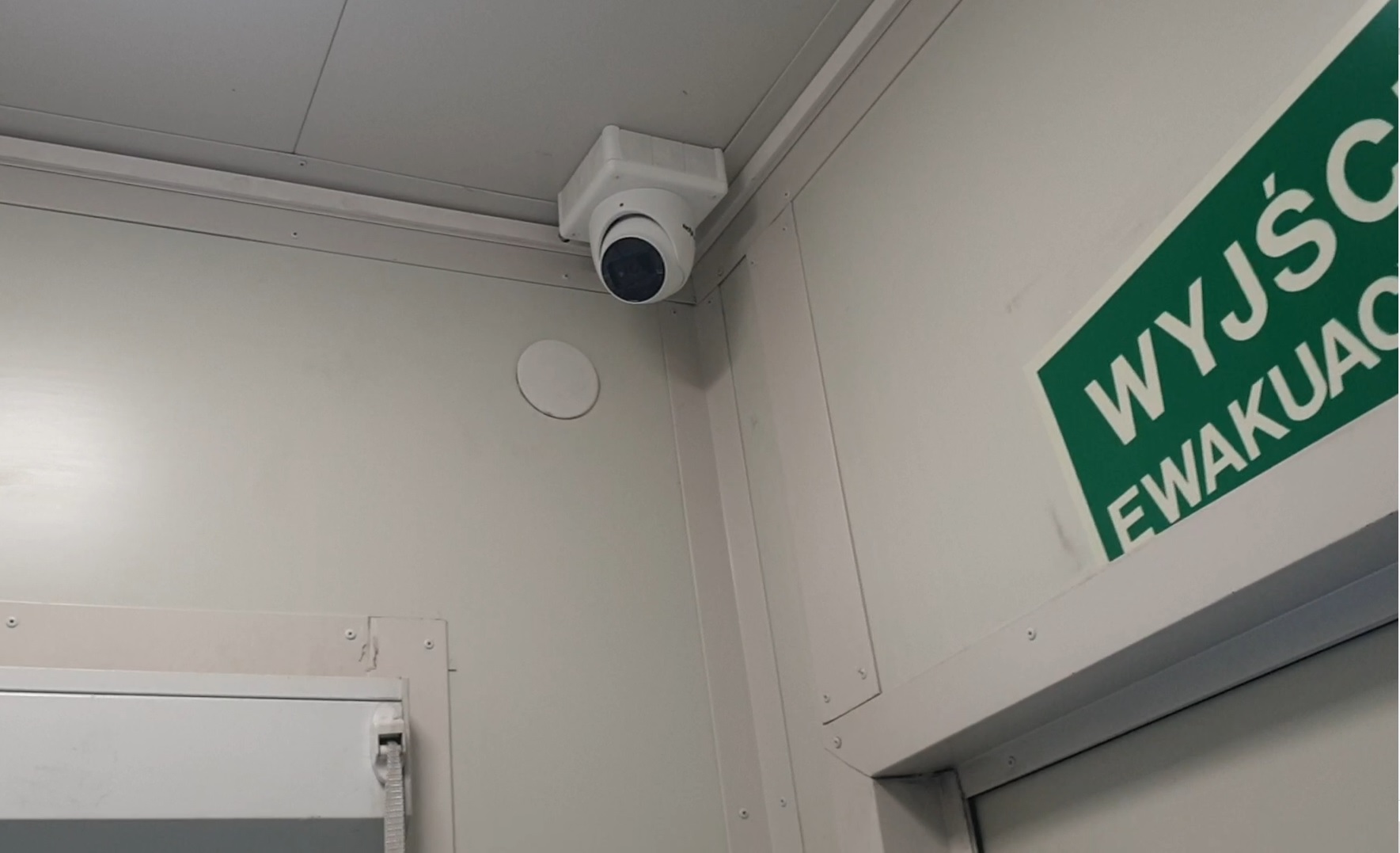 Kamera IP foto-rejestracji nad wyjściem ewakuacyjnym