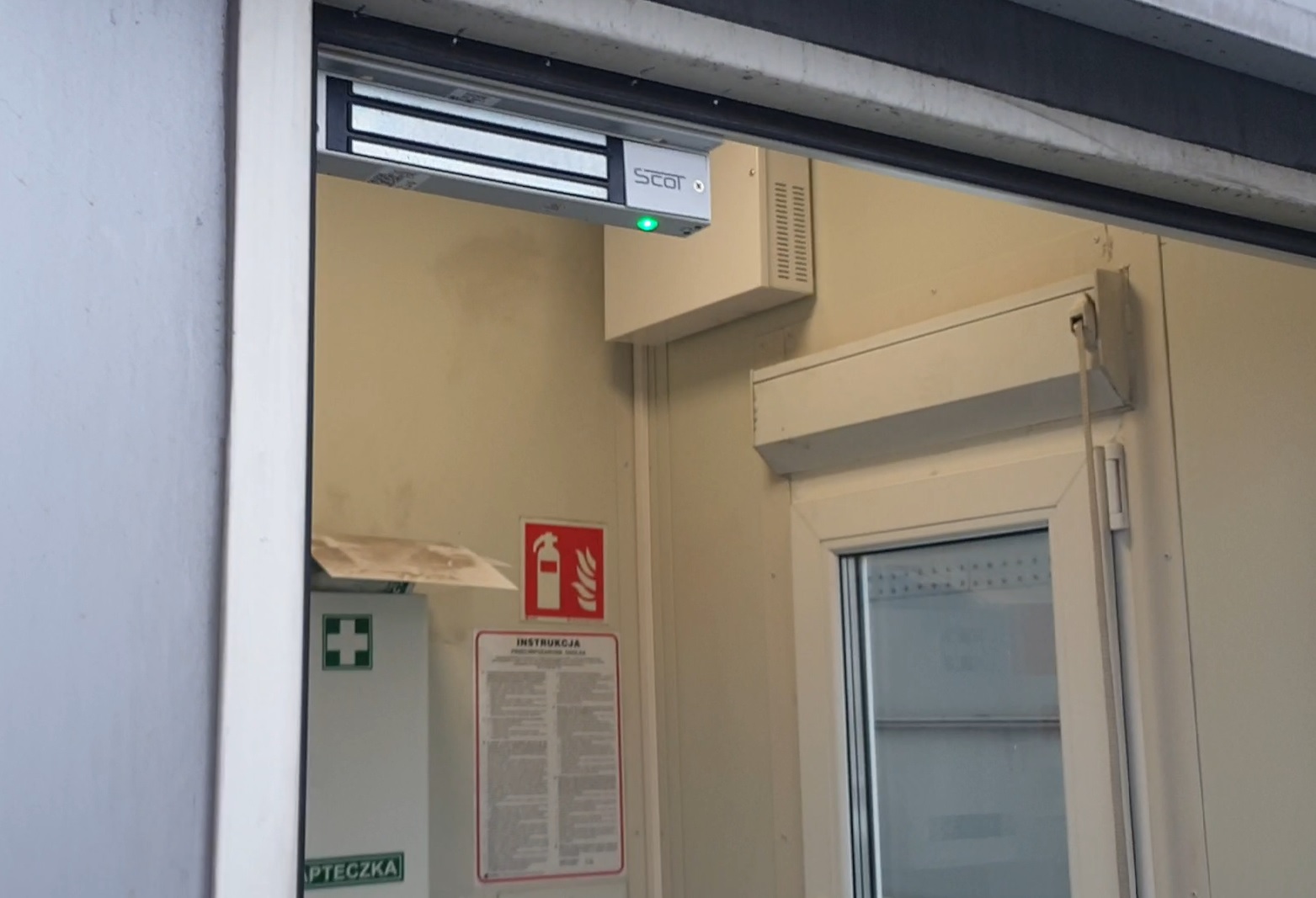 Zwora magnetyczna i kontroler Scot nad drzwiami kontenera pracowniczego