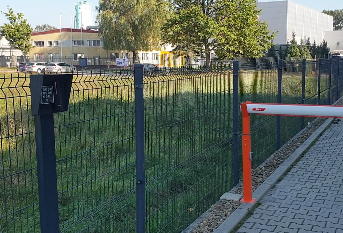 Czytnik kart RFID na słupku przy bramie wjazdowej