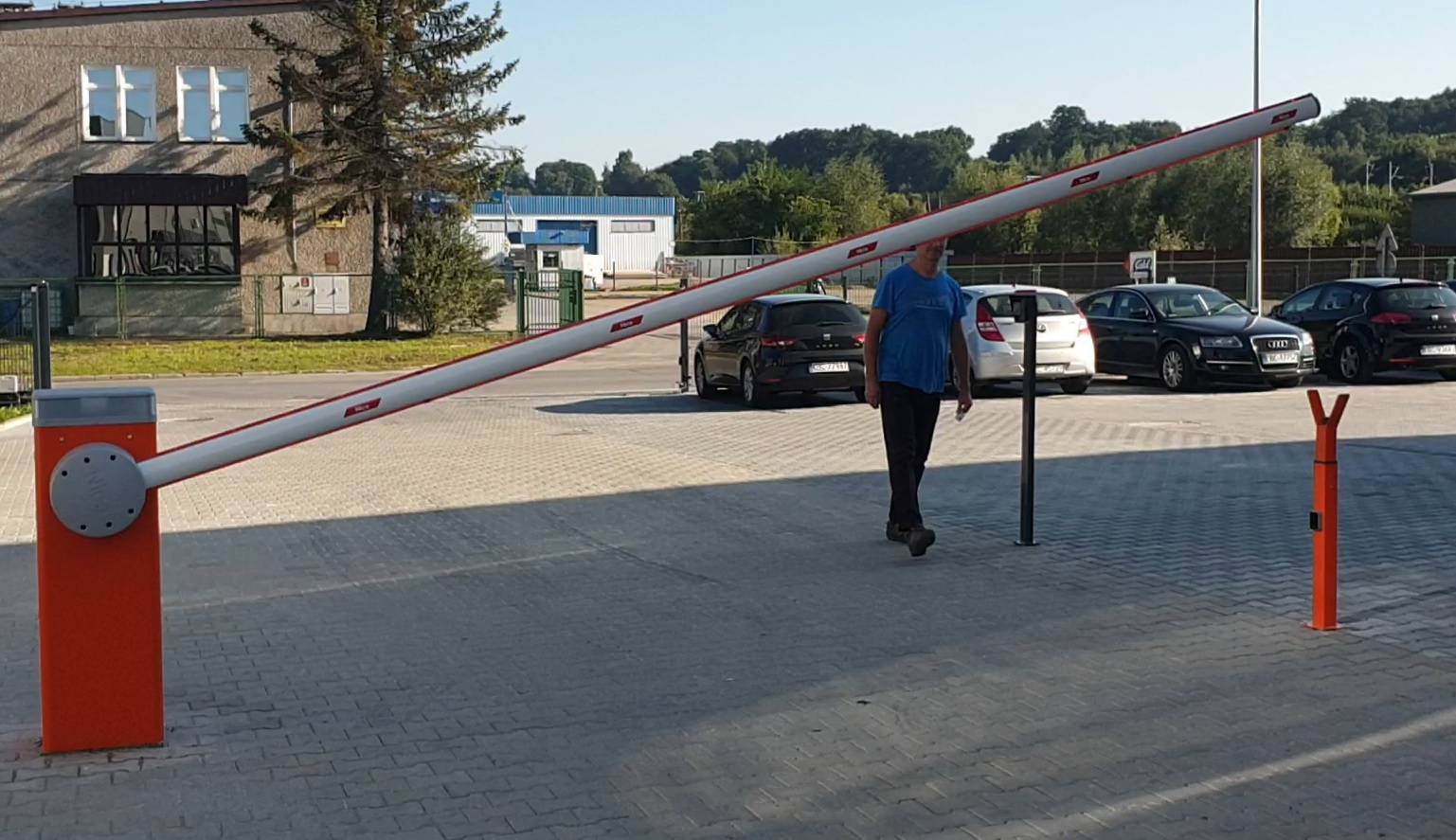 Szlaban Nice podniesiony przy parkingu pracowniczym