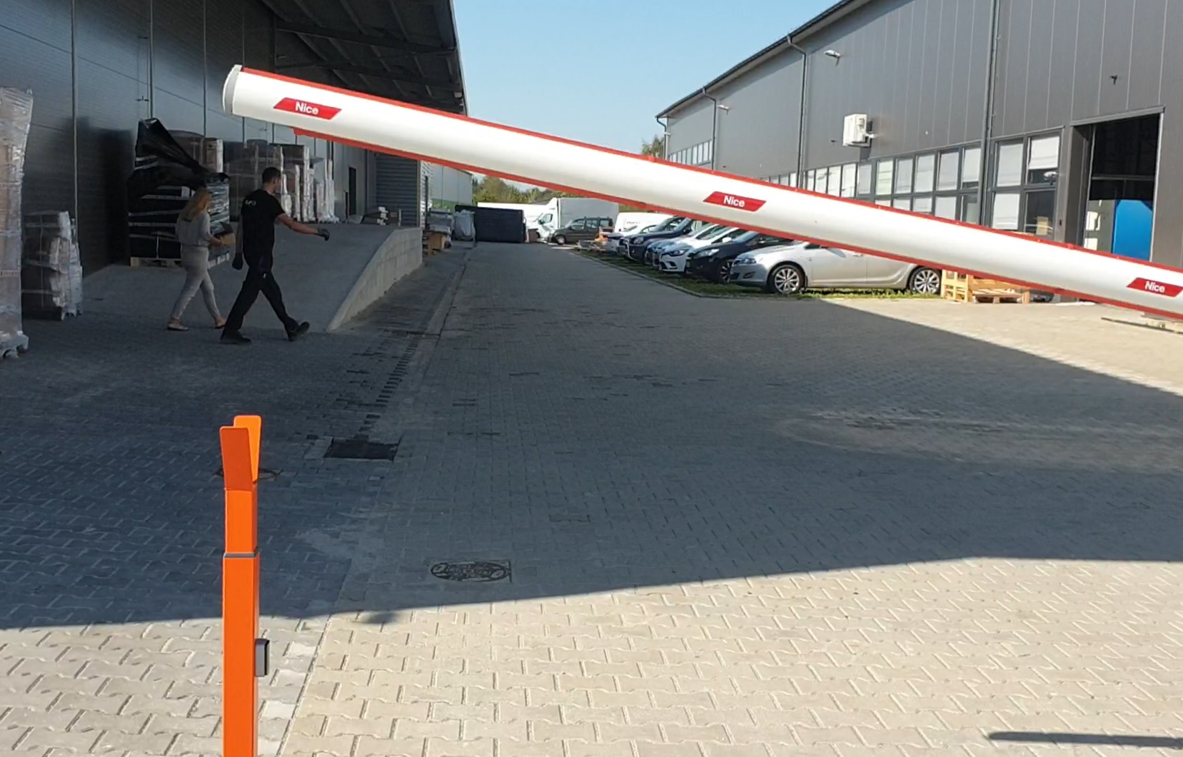 Szlaban Nice zamknięty przy wjeździe na teren zakładu